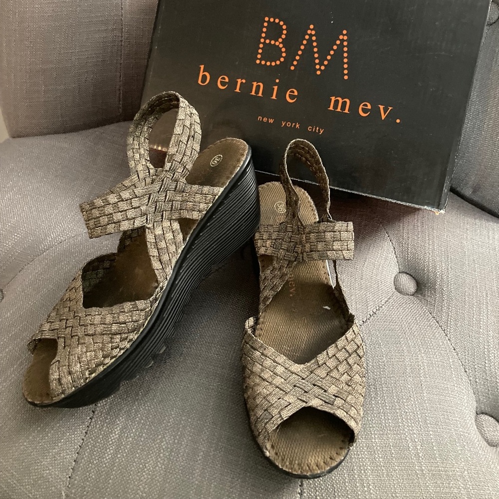 Cute and comfy Bernie Mev Espadrilles. Size 6